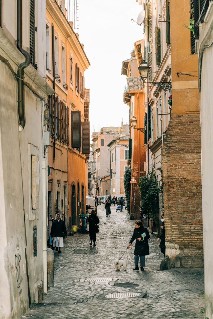 Ruelle de TRastevere. Photo de Gabriella Claire Marino for Unsplash