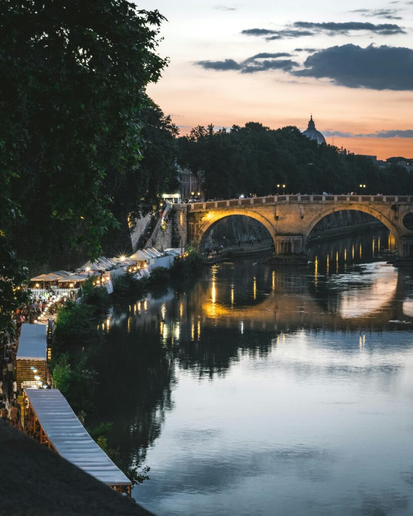 Le Tibre la nuit. Photo by tothszabolcs for Pexel