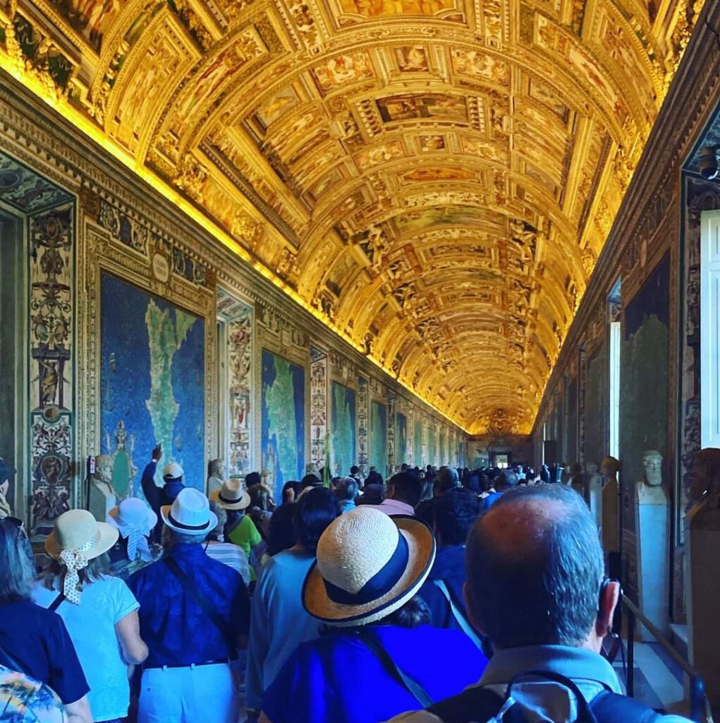 Foule à la galerie des cartes géographiques. Photo de Annalisa Cingolani