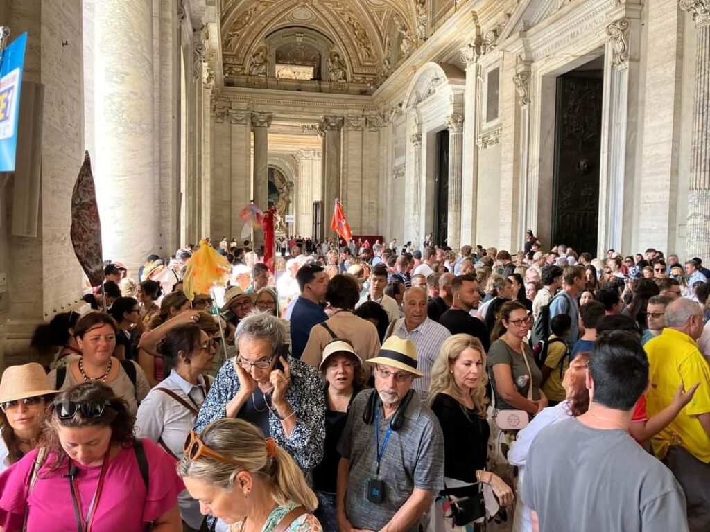 Foule à l'entrées de la Basilique St. Pierre. Photo de Annalisa Cingolani