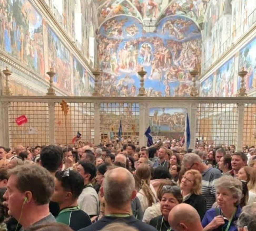 Foule dans la chapelle sixtine. Photo d'une collegue non identifié.